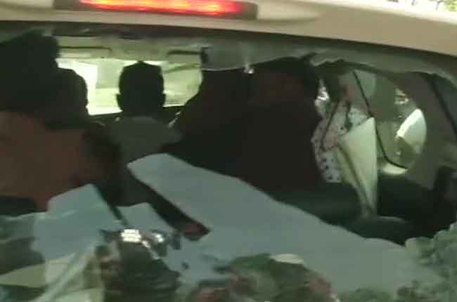 Clash between TMC workers and security personnel at polling booth number 199 in Asansol