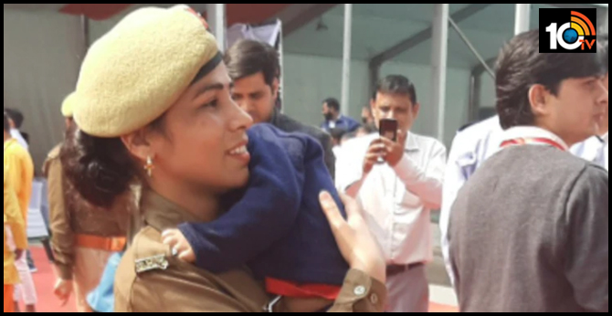 On-duty woman cop carries infant son in arms at Yogi Adityanath event in Noida..viral pic