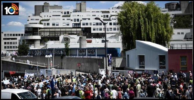 French healthcare workers fined at Paris hospital protest