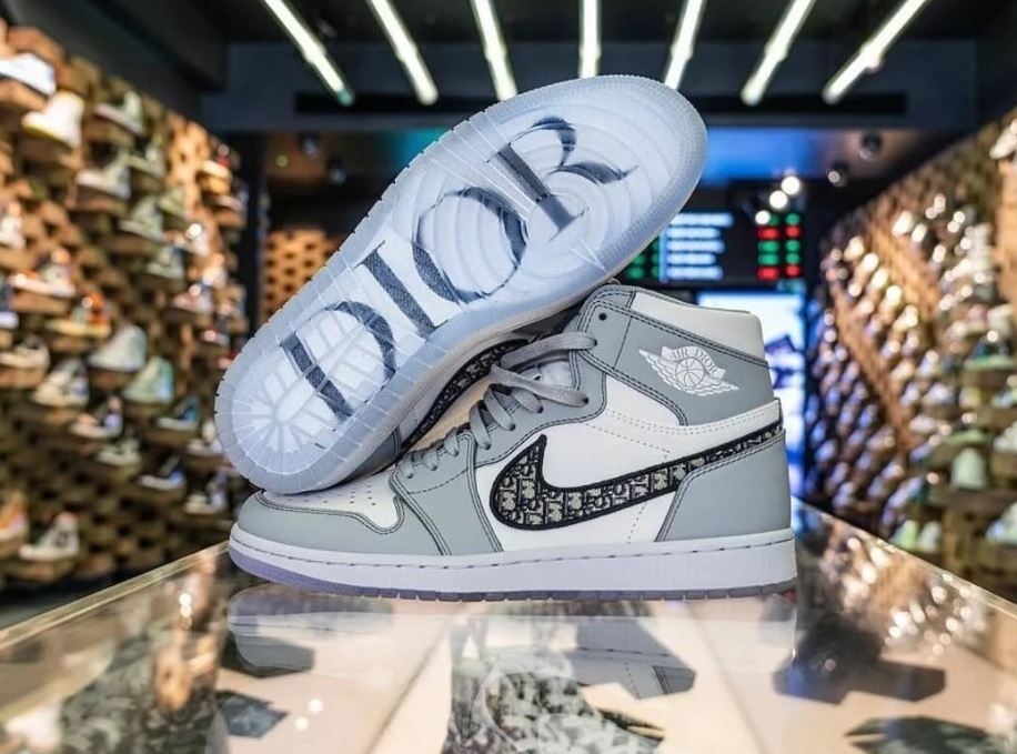 Dior x Air Jordan 1 sneakers : రణ్‌బీర్ కపూర్ ధరించిన ఈ షూ ధర తెలిస్తే