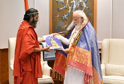 ప్రధాని మోదీని ఆహ్వానిస్తున్న చిన్నజీయర్ స్వామి