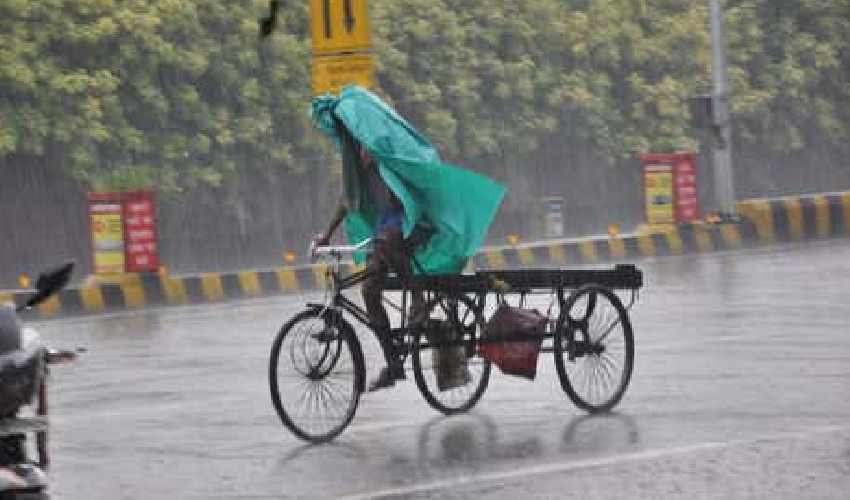 Rains In Andhra Pradesh : ఆగ్నేయ బంగాళాఖాతంలో ఉపరితల ద్రోణి-ఏపీలో వర్షాలు | Rains In Andhra Pradesh