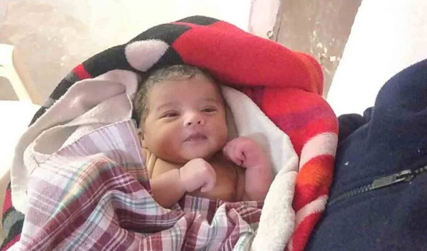 Rajanna Sircilla : పసికందును రోడ్డుపై వదిలేశారు | Unidentified people left a newborn baby on the road