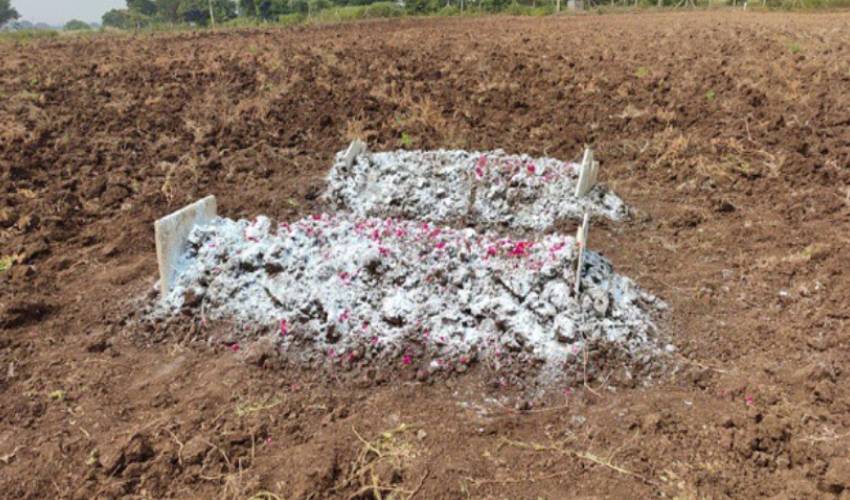 Tombs : తెల్లారేసరికి వ్యవసాయ భూమిలో సమాధులు | Graves on agricultural land in Vikarabad district